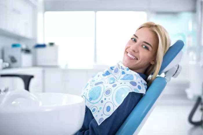 Patientin ohne Zahnarztangst auf Behandlungsstuhl