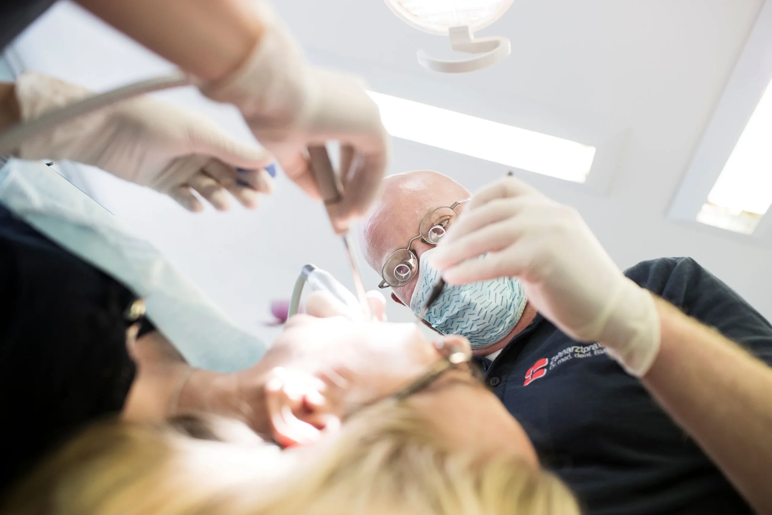 Professionelle Zahnreinigung beim Zahnarzt Zahnarzt bei der Zahnreinigung einer Patientin