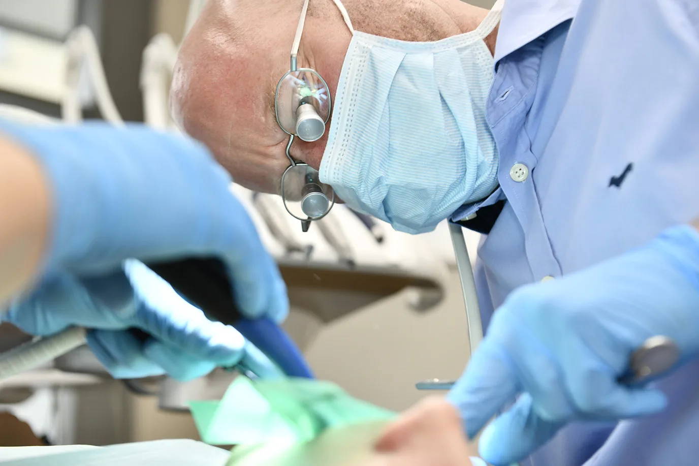 Zahnfleischbehandlung in Hergiswil Dr. Bias bei einer Zahnfleischbehandlung in seiner Praxis in Hergiswil
